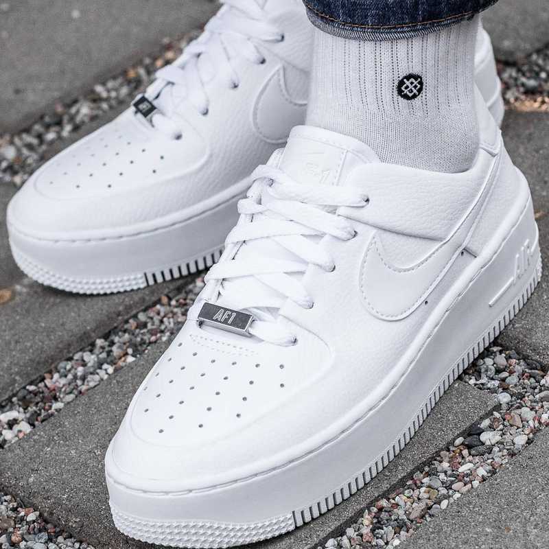 Nike Sneakers/Shoes for Men/Women White Color Airforce Shoes AR5339-100 af1
