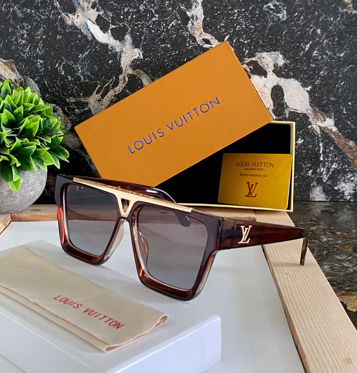 Louis Vuitton Branded Evidence Brown Transparent Len's Brown Frame LV-9013 Unisex Men's and Women's Sunglass