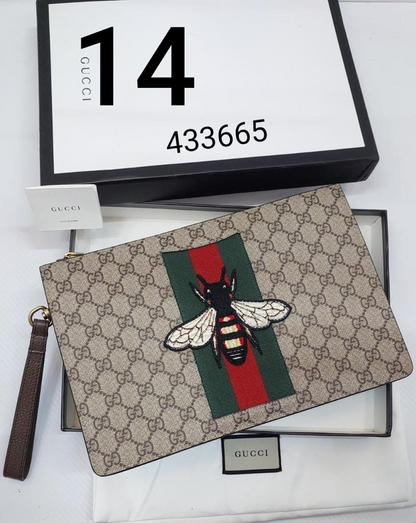 GG Supreme Canvas Bee Zip Pouch Beige Men Clutch Bag GUCCI Bestiary Pouch with Bee The bee-a symbol that has become synonymous with the House-is printed at the center of a slim pouch made in GG Supreme GC-8678