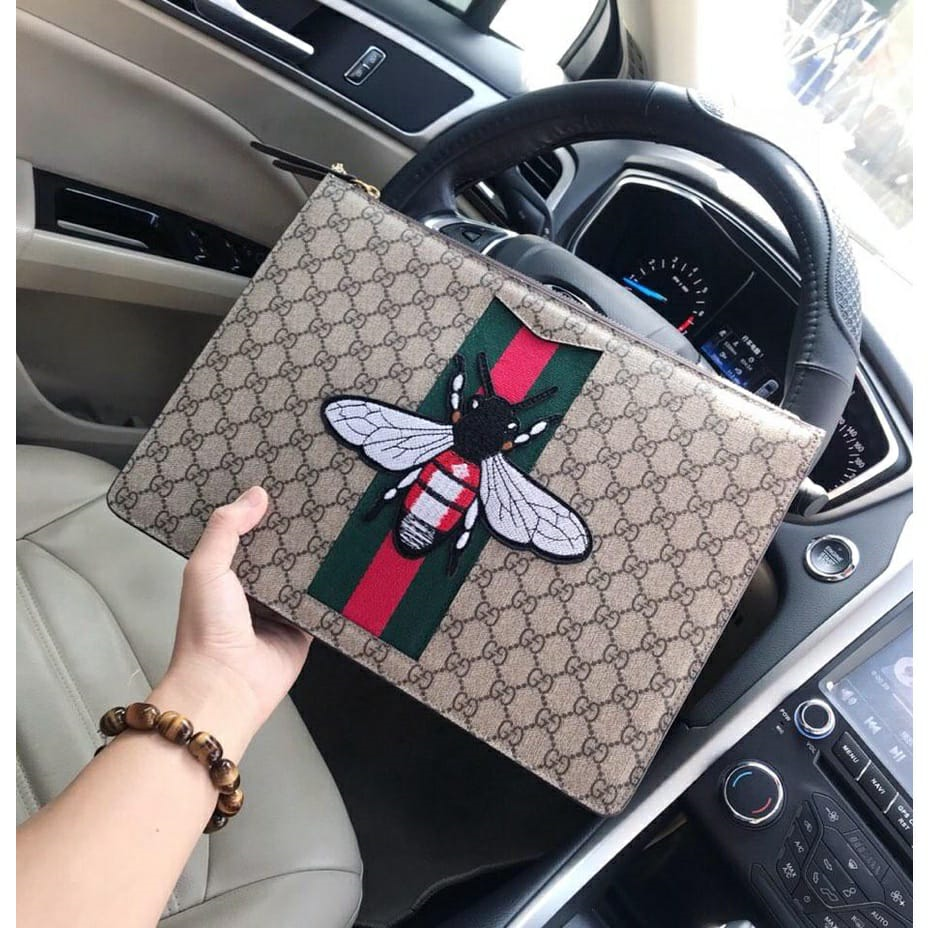 GG Supreme Canvas Bee Zip Pouch Beige Men Clutch Bag GUCCI Bestiary Pouch with Bee The bee-a symbol that has become synonymous with the House-is printed at the center of a slim pouch made in GG Supreme GC-8678