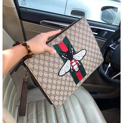 GG Supreme Canvas Bee Zip Pouch Beige Men Clutch Bag GUCCI Bestiary Pouch with Bee The bee-a symbol that has become synonymous with the House-is printed at the center of a slim pouch made in GG Supreme GC-8678