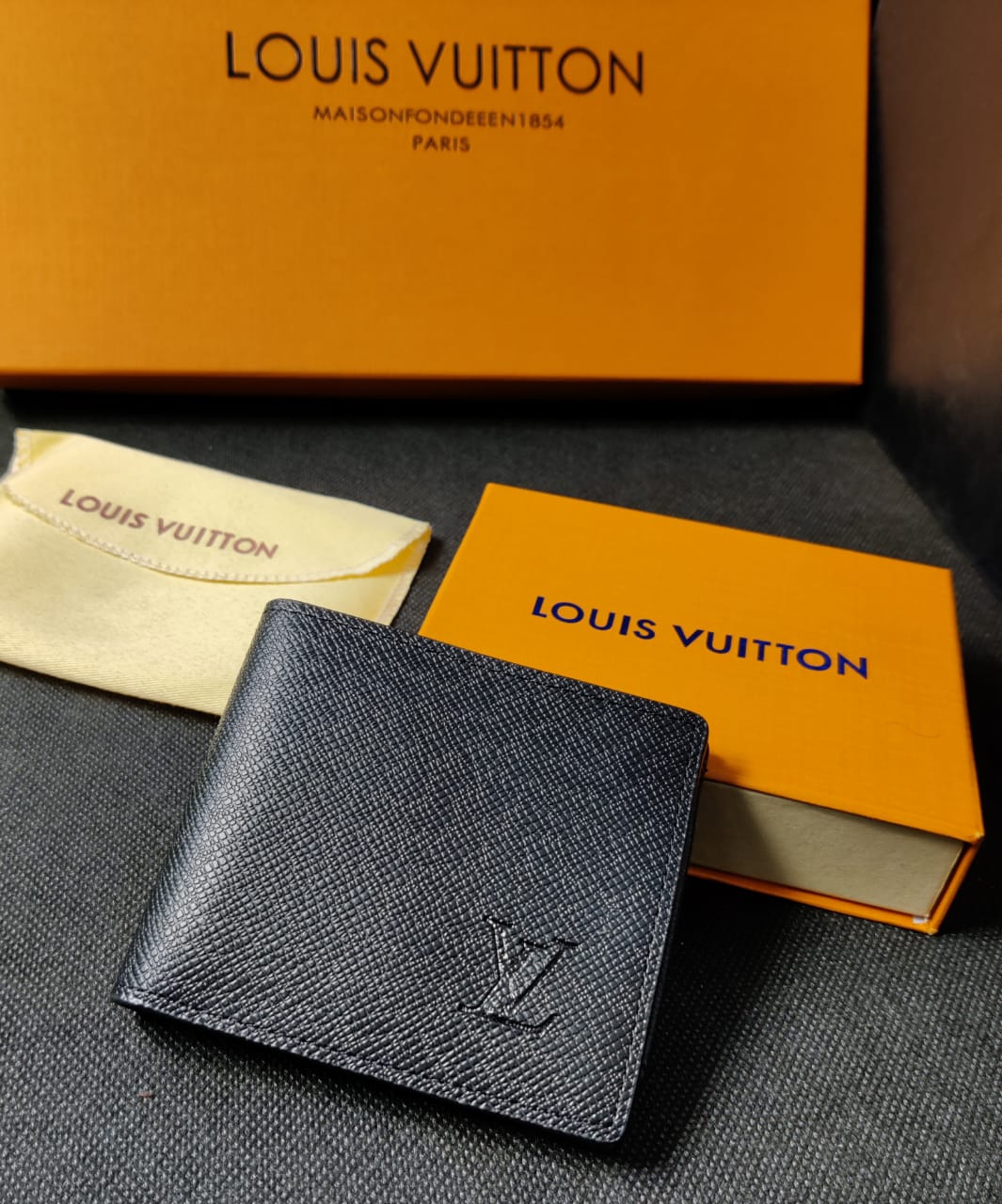 Louis Vuitton Leather Heavy quality latest full Black printed design wallet for men's LV-703