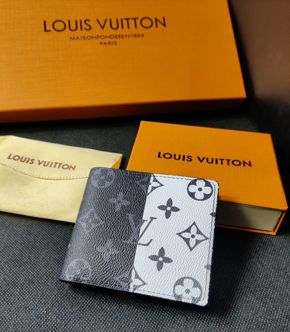 Louis Vuitton Leather Heavy quality latest full printed Black and White Color design Fancy look wallet for men's LV-705