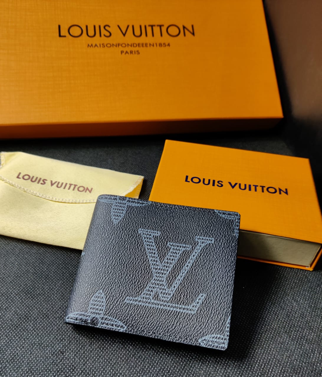 Louis Vuitton Leather Heavy quality latest full printed design Fancy look wallet for men's LV-709